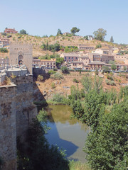 Fototapeta na wymiar puente de San Martín en Toledo