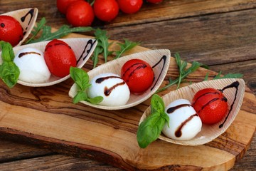 tomaten mozzarella löffelfood fingerfood
