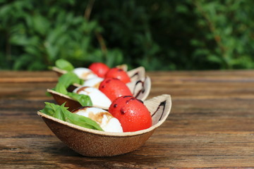 tomaten mozzarella löffelfood fingerfood