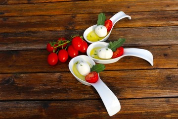 tomaten mozzarella fingerfood  frisch angerichtet als snack