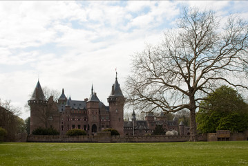 Fototapeta na wymiar Весна в замке де Хаар. Нидерланды.