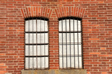 alte fassade mit gitterfenster