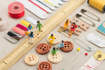 裁縫道具とミニチュアの女性