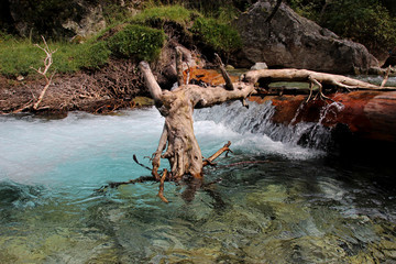 ruisseau descendant de la montagne