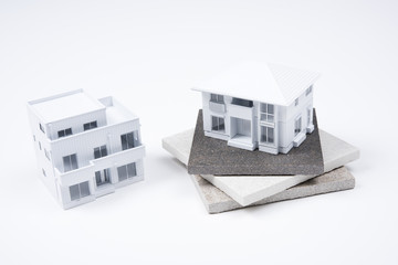 磁器タイルと白い家の模型