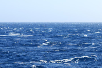 Horizon and wave in the ocean