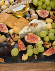 Blue cheese with grapes, figs and honey