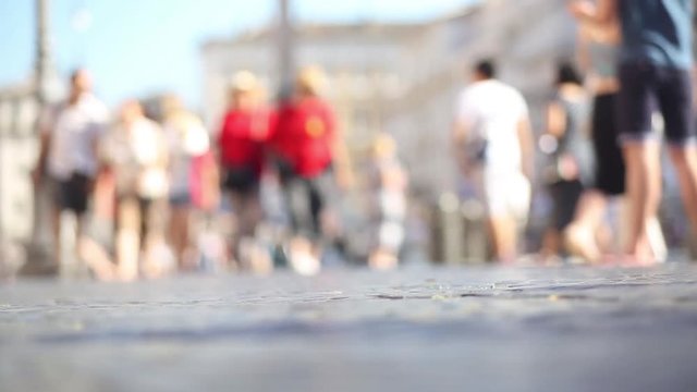 Roma, Piazza Navona, Turisti che passeggiano / Inquadratura sfuocata con turisti che passeggiano