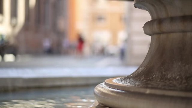 Roma, piazza sant'Eustachio / vasca romana fontana. Dettaglio con persone che passano sfuocate