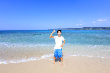 Fototapeta na wymiar 南国の美しいビーチと笑顔の男性