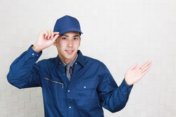 案内する笑顔の作業員