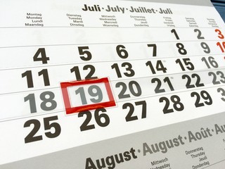 Kalender mit Monatsübersicht