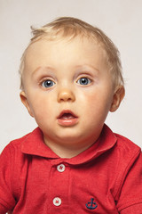 Fototapeta premium staunendes Baby