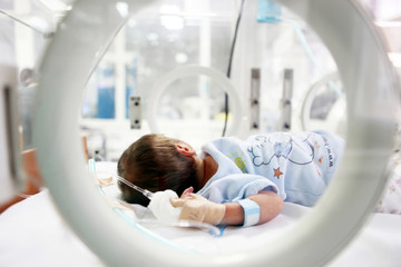 Newborn baby in hospital. - obrazy, fototapety, plakaty