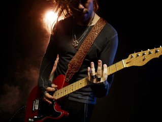 Obraz premium The guitarist plays solo.