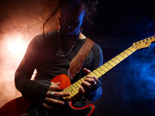 Obraz premium The guitarist plays solo.