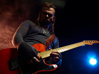 Obraz premium The guitarist plays solo.