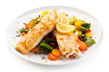 Fototapeta na wymiar Fish dish - fried fish fillet and vegetables 