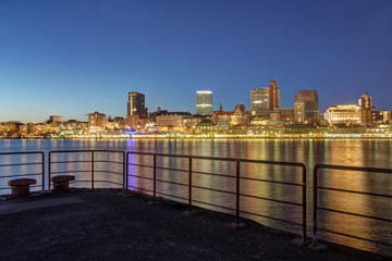 Fototapeta premium Elbe Panorama in Hamburg am Abend