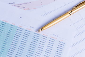 Obraz premium Business performance graph with ballpoint pen