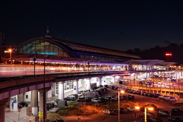 Fototapeta na wymiar Kölner Hauptbahnhof bei Nacht