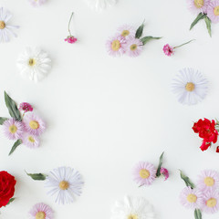 Obraz premium round frame wreath pattern with roses, pink flower buds, branches and leaves isolated on white background. flat lay, top view