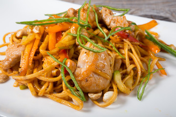 Thai fried noodles with chicken © Duke