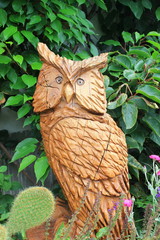 Gartengestaltung: Skulptur einer Eule aus Holz