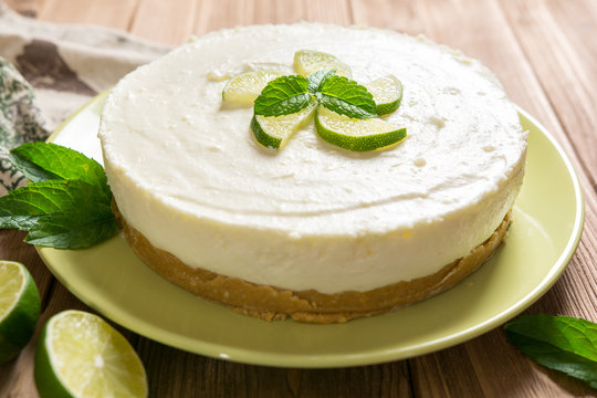 No-bake cheesecake with lime, mascarpone, whipped cream and mint leaf