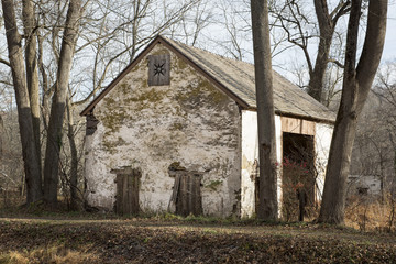 Fototapeta na wymiar Old Stone Barn Ruin in Bucks County, Pennsylvania
