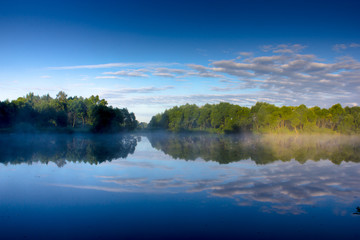 Fototapeta na wymiar trees reflected in the water of the lake