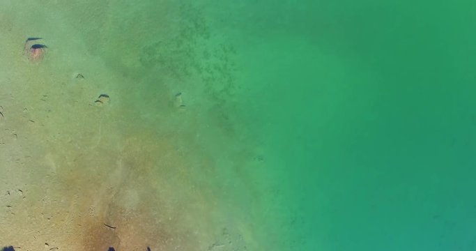 Acqua turchese in lago di montagna