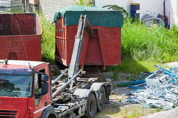 Fototapeta na wymiar Hooking of a full container on the truck