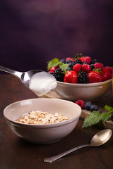 Flavoring oatmeal with white yoghurt and some berries