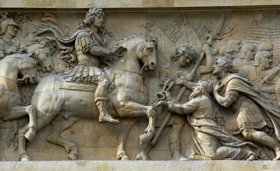 Fototapeta na wymiar Bas-relief de l'arc de triomphe de la porte Saint-Denis à Paris, France