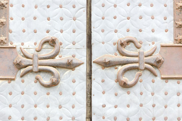 Rusty fleur de lis decoration in a door © Photo Art Lucas
