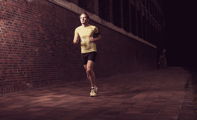 Jogger in urbaner Umgebung 