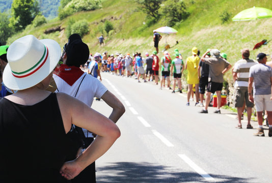 Aficionados a la espera de los ciclistas durante una etapa de montaña en el Tour de Francia