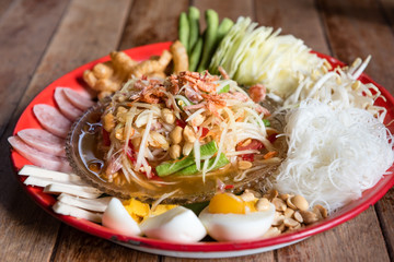 som tum (pounded papaya salad)