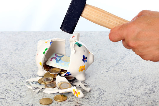 Hammer mit zerschagenem Sparschwein