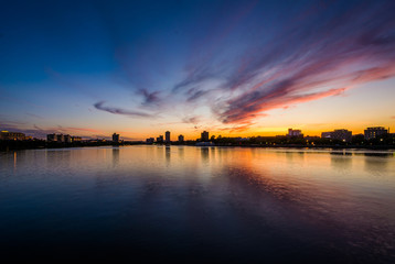 Naklejka premium Sunset over the Charles River, seen from the Massachusetts Avenu