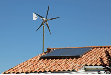 Eolienne et chauffe eau solaire