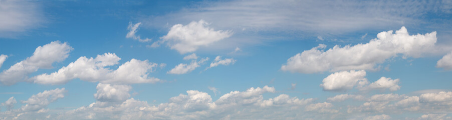 Panoramaformat - blauer Himmel mit dekorativen Wolken