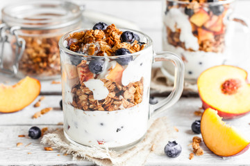 granola with yogurt and berries