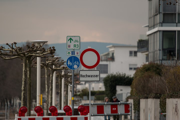 Straßenschild Hochwasser
