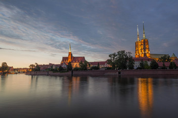 Wrocław /wieczorny zachód słońca w historycznej części miasta, widok zza rzeki Odry