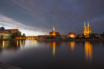 Fototapeta na wymiar Wrocław /wieczorny zachód słońca w historycznej części miasta, widok zza rzeki Odry