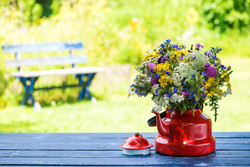 Wildblumen in altem Teekessel