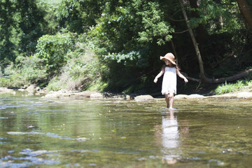 川で遊ぶ女の子