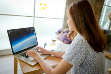 Fototapeta na wymiar The Beautiful business woman using a laptop computer